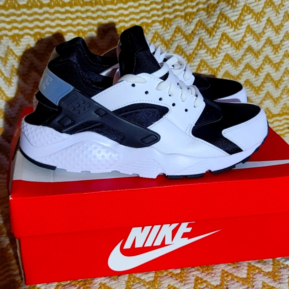 Nike Hurache size 6.5 youth black and white